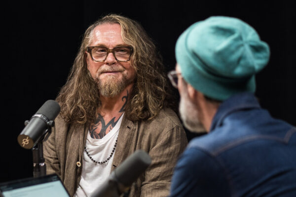 Kurt Sutter & Katey Sagal_Ep902____Carousel_910x607-10