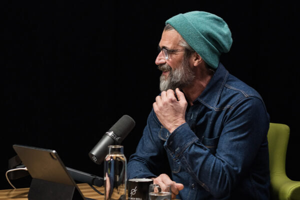 Kurt Sutter & Katey Sagal_Ep902____Carousel_910x607-12