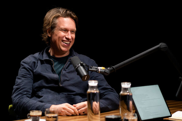 Pete Holmes_Ep788____Carausel_910x607-4 Pete Holmes_Ep788____Carausel_910x607-4